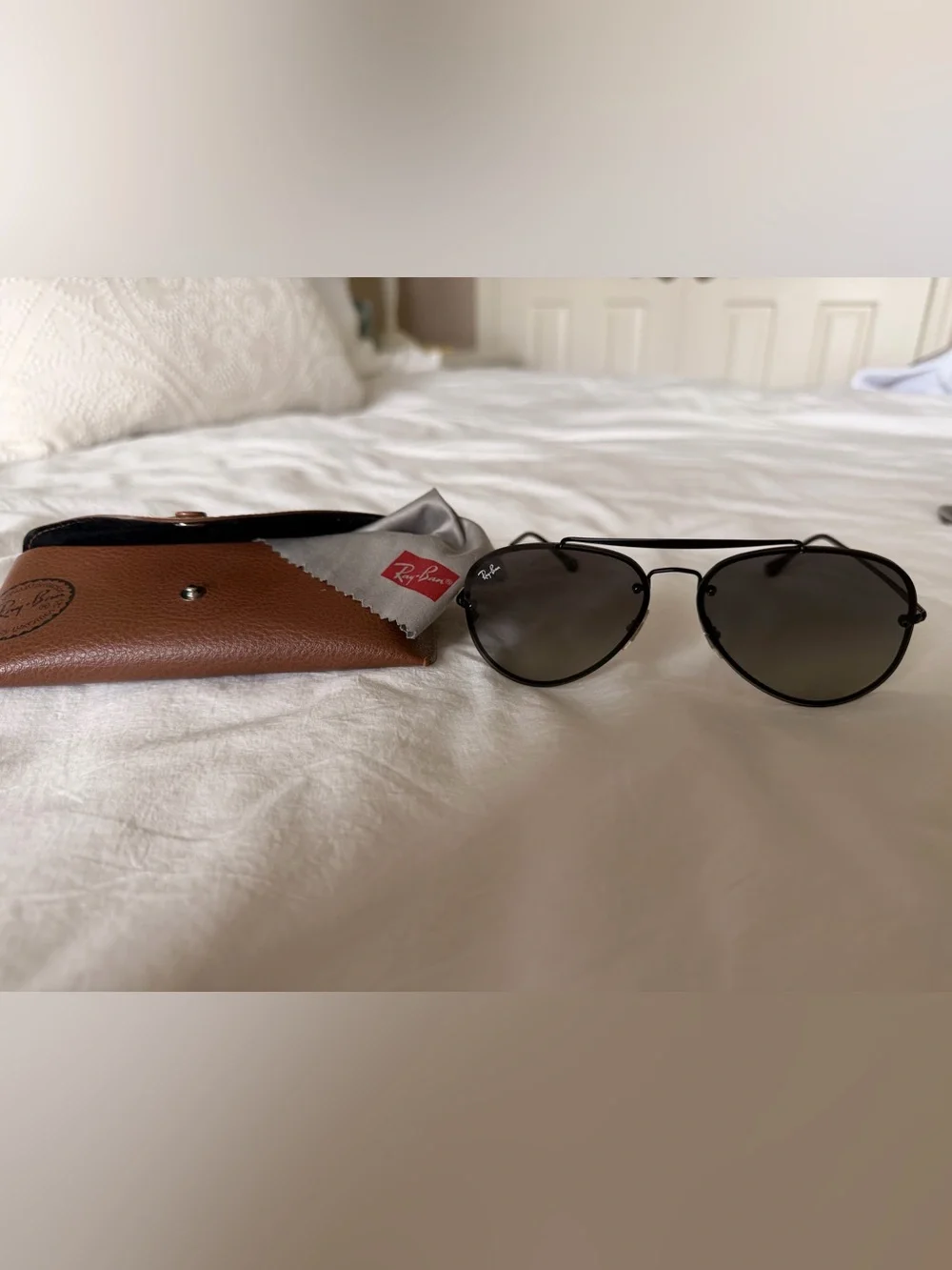 Ray-Ban Black Metal Aviator Sunglasses with Dark Lenses